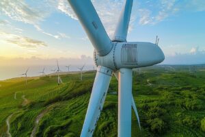 Éolienne en fonctionnement avec ciel dégagé